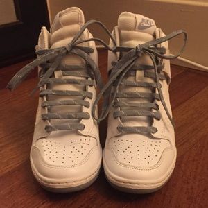 - scarpe da ginnastica nike da donna schiacciata contro il poshmark - scarpe da ginnastica nike da donna schiacciata contro il poshmark